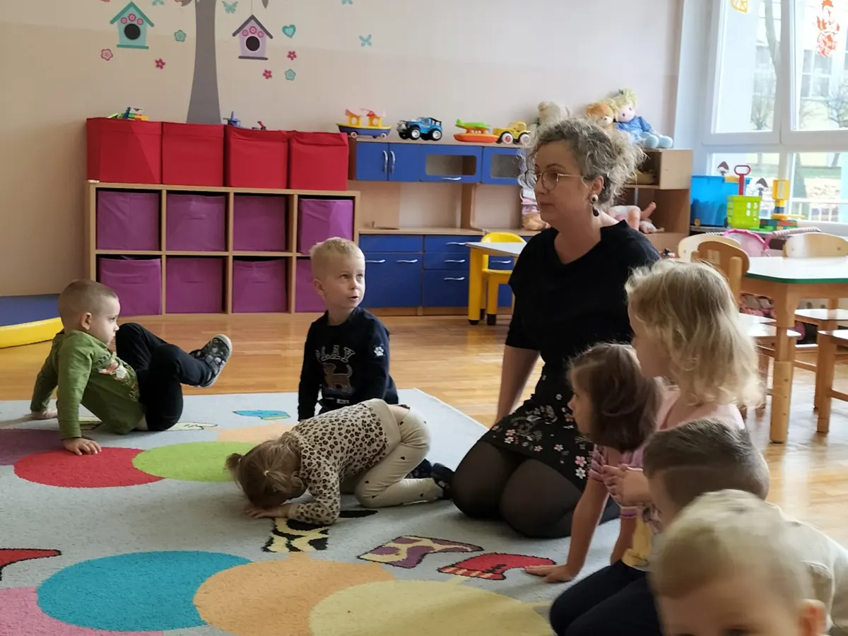  Dzieci i wychowawczyni na...