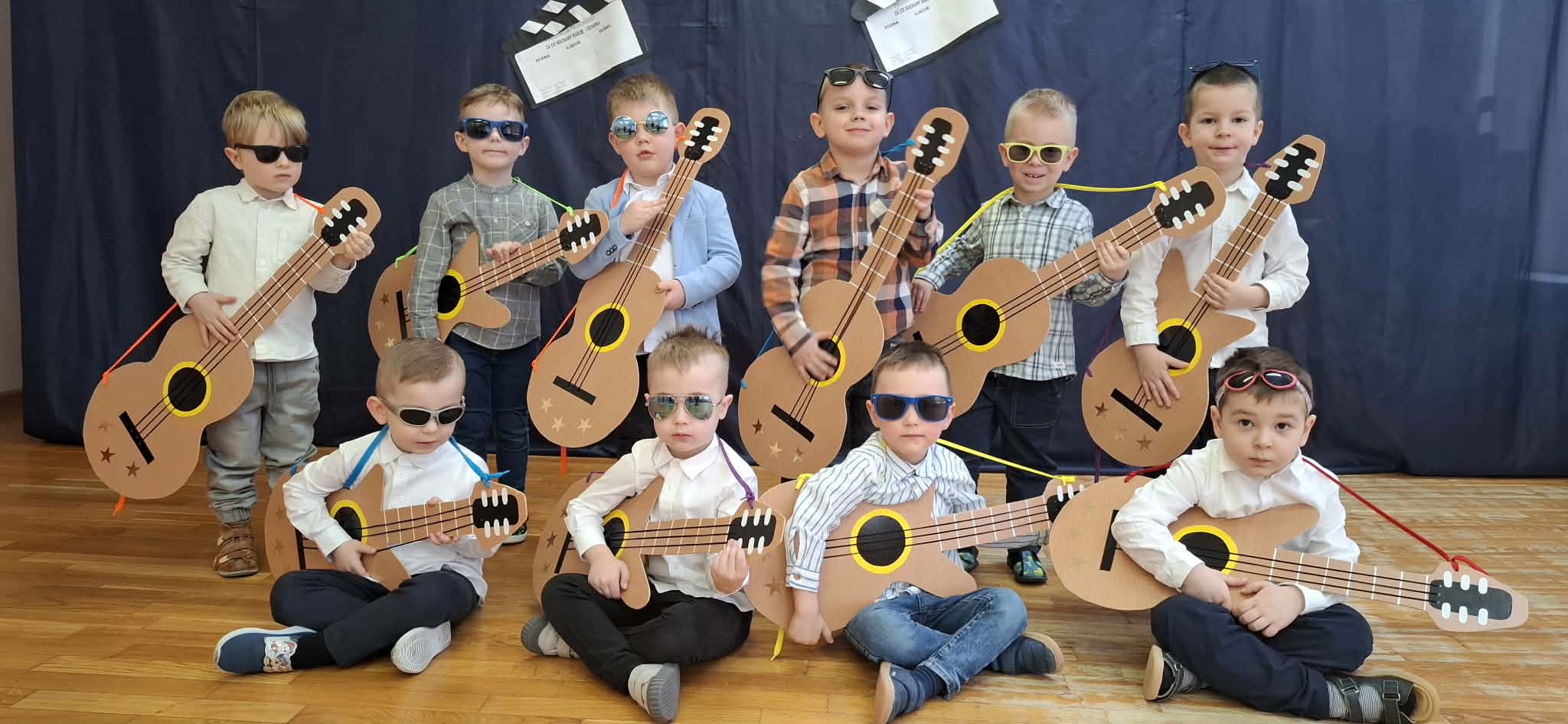  dzieci w przebraniach z g...