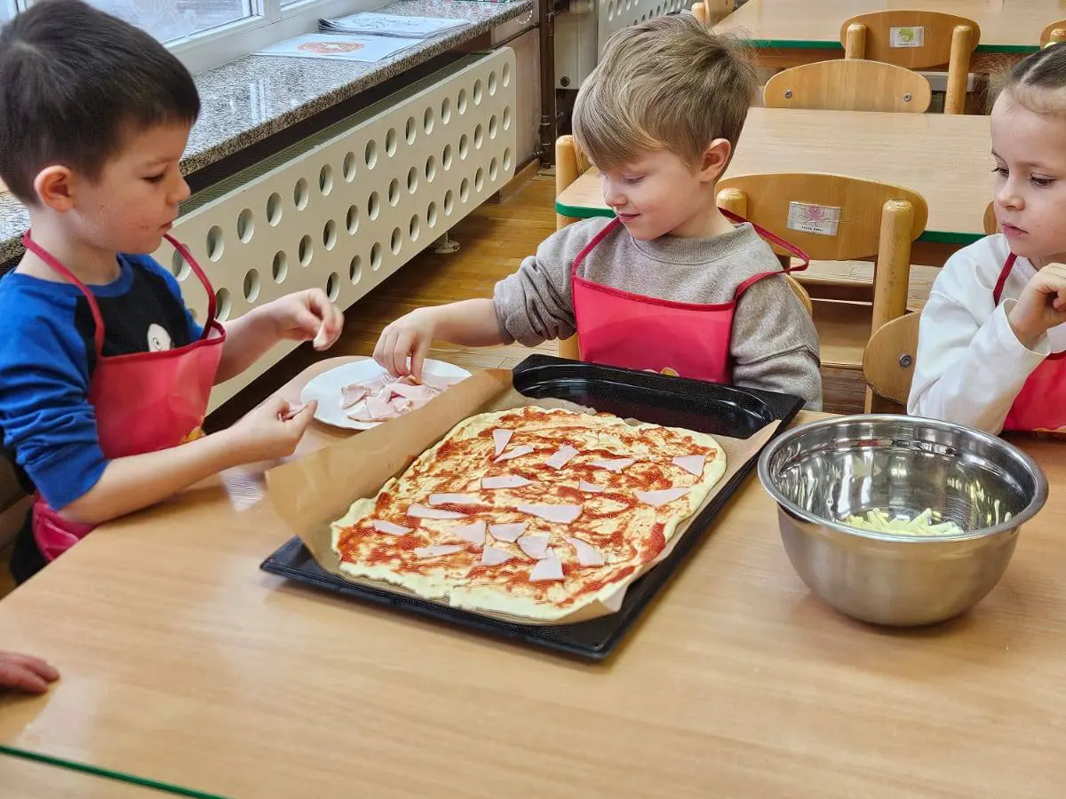  Dzieci przy stole, pizza