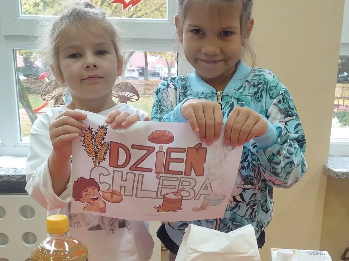  Dzieci trzymają kartkę