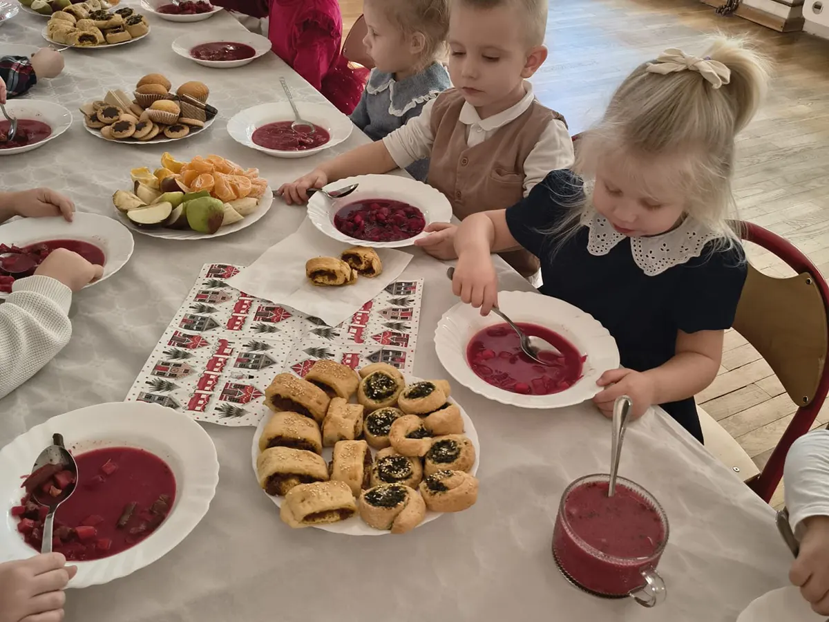  Dzieci przy stołach