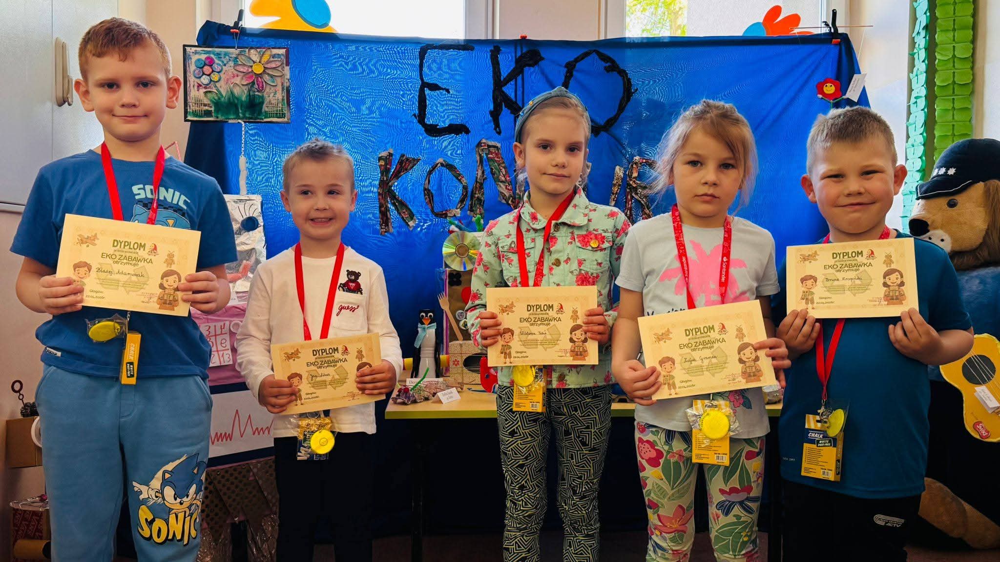  Dzieci w szeregu z dyplom...