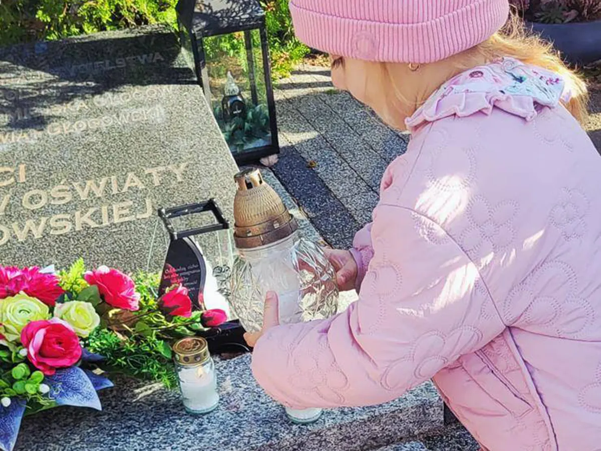  Dziecko trzyma świeczkę