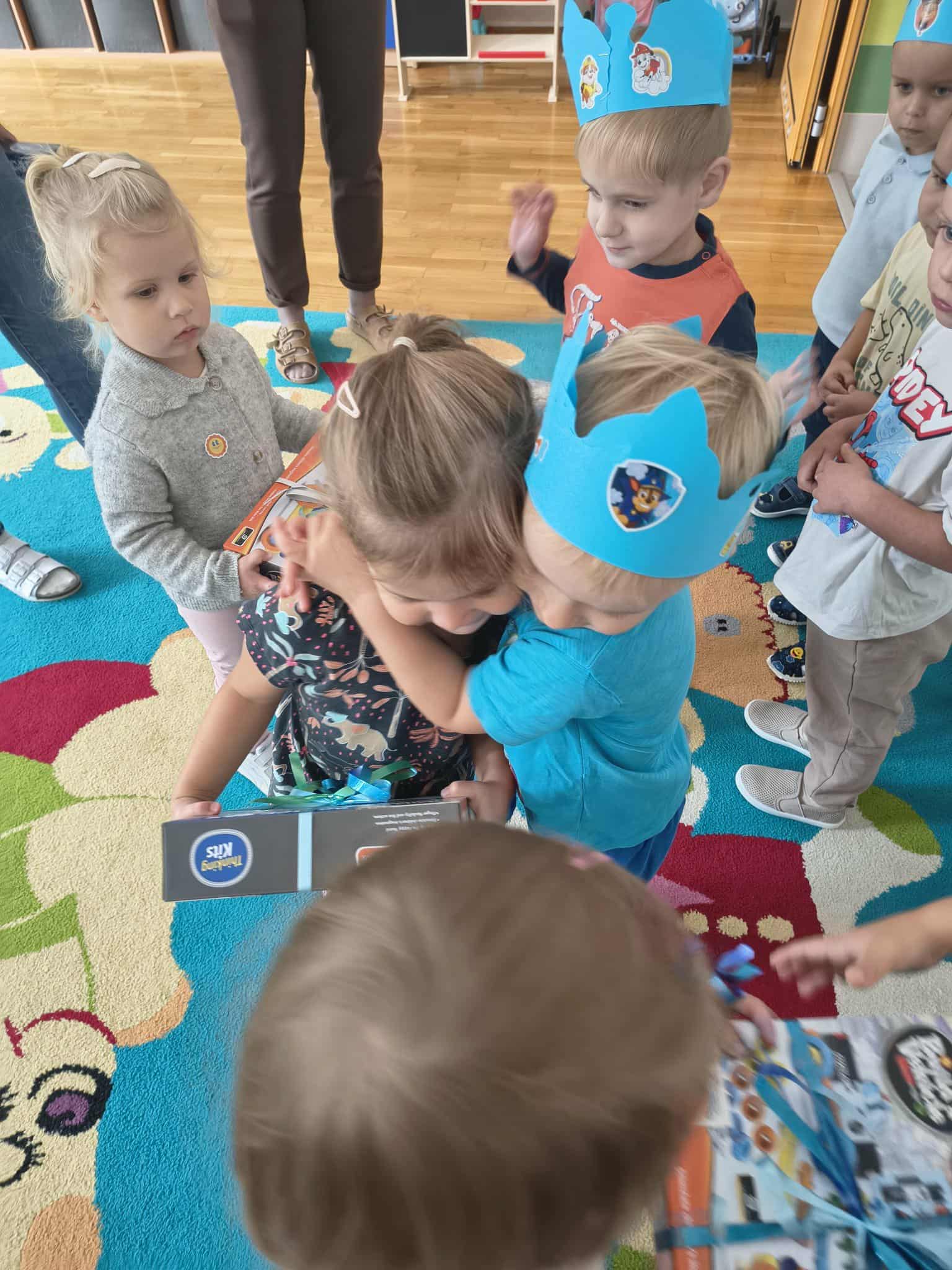  Dzieci na dywanie