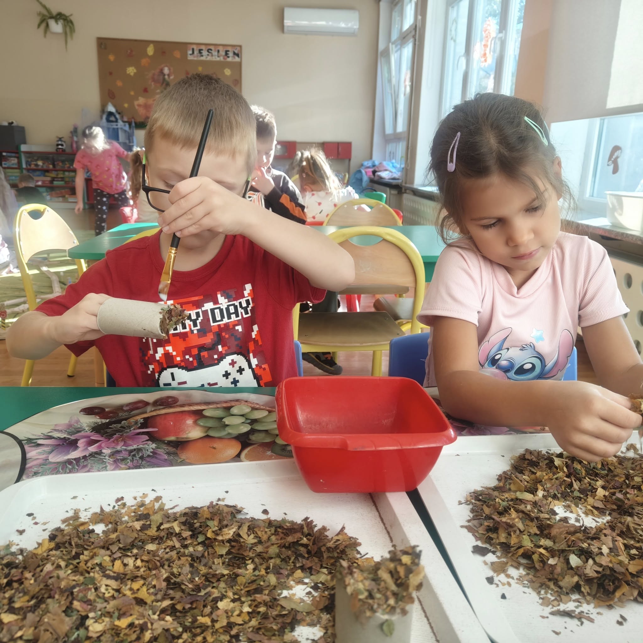  Dzieci przy stołach