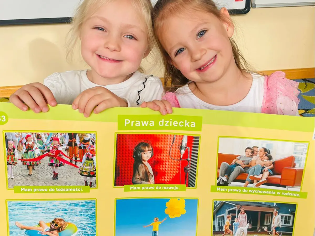  Dzieci trzymają plakat