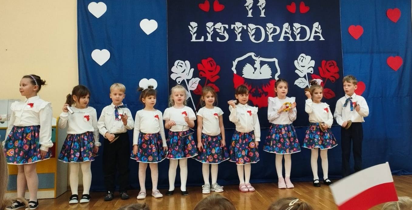  Dzieci stoją w szeregu