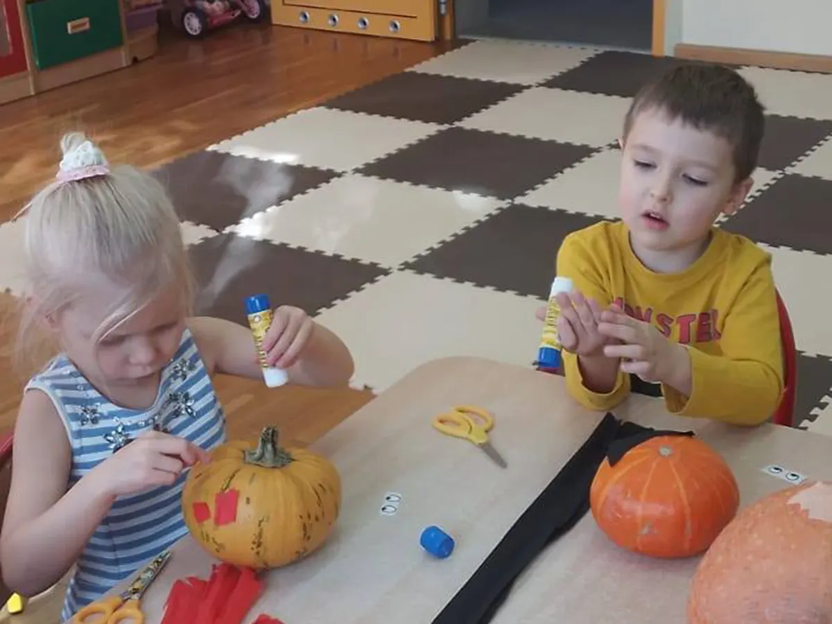  Dzieci przy stołach maluj...