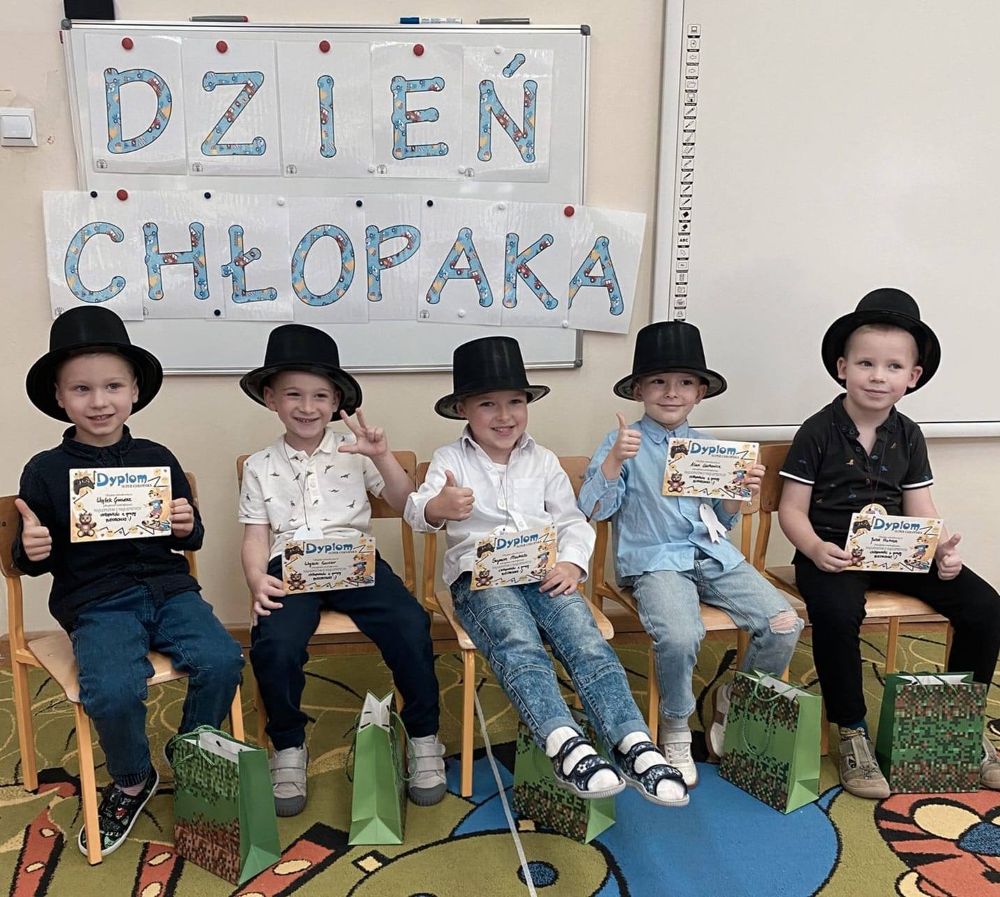 dzieci w kapeluszach