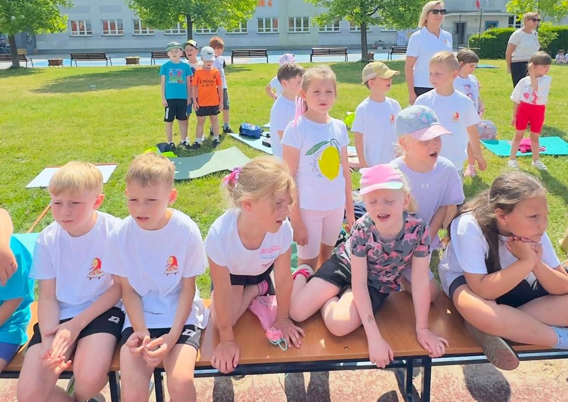  Dzieci w strojach sportow...