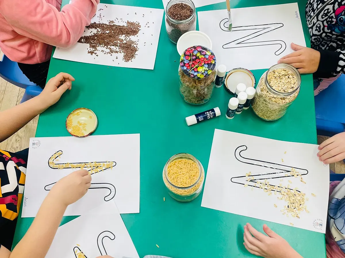  ręce dzieci i rysunki