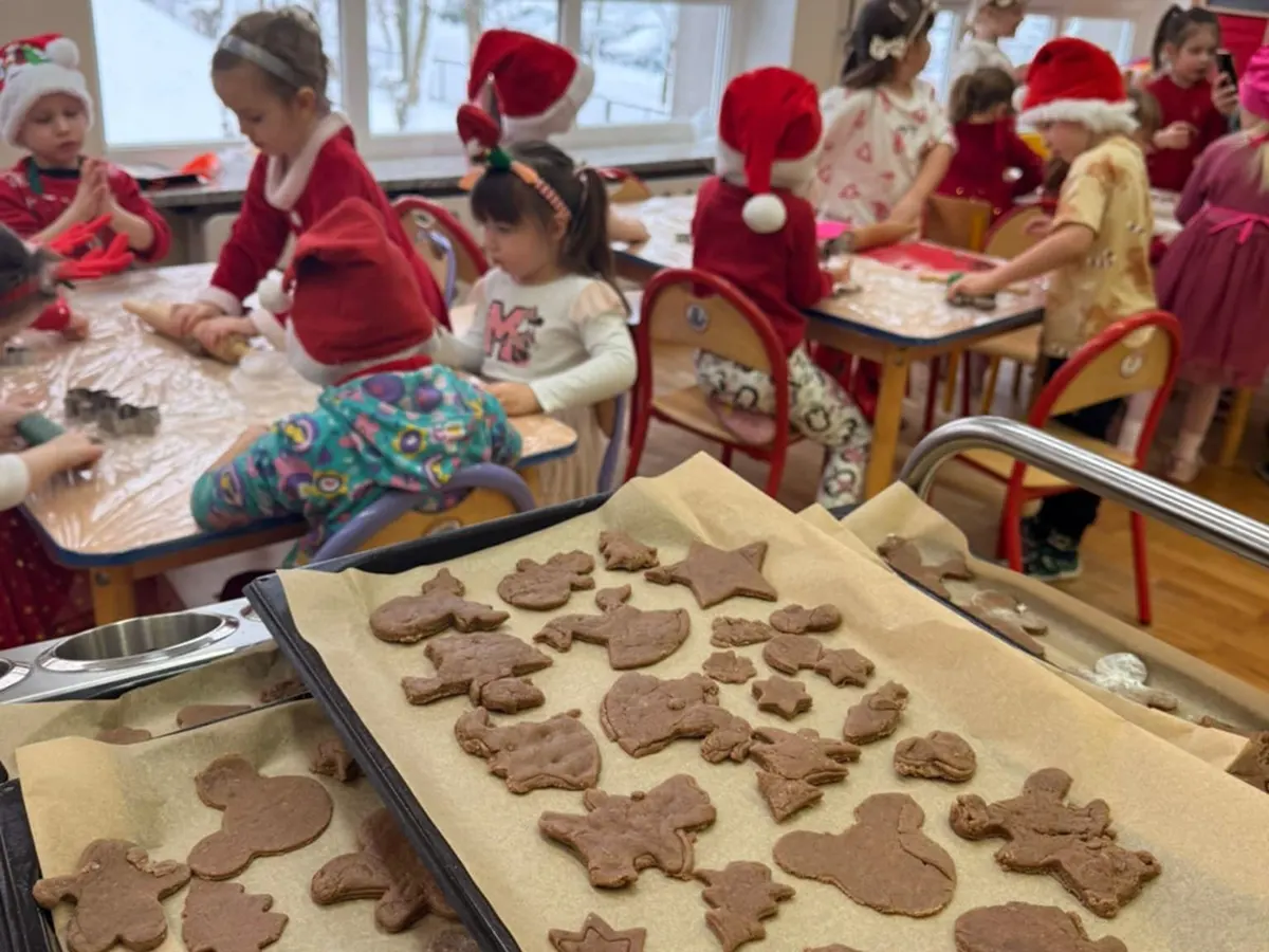  dzieci przy stołach z pie...