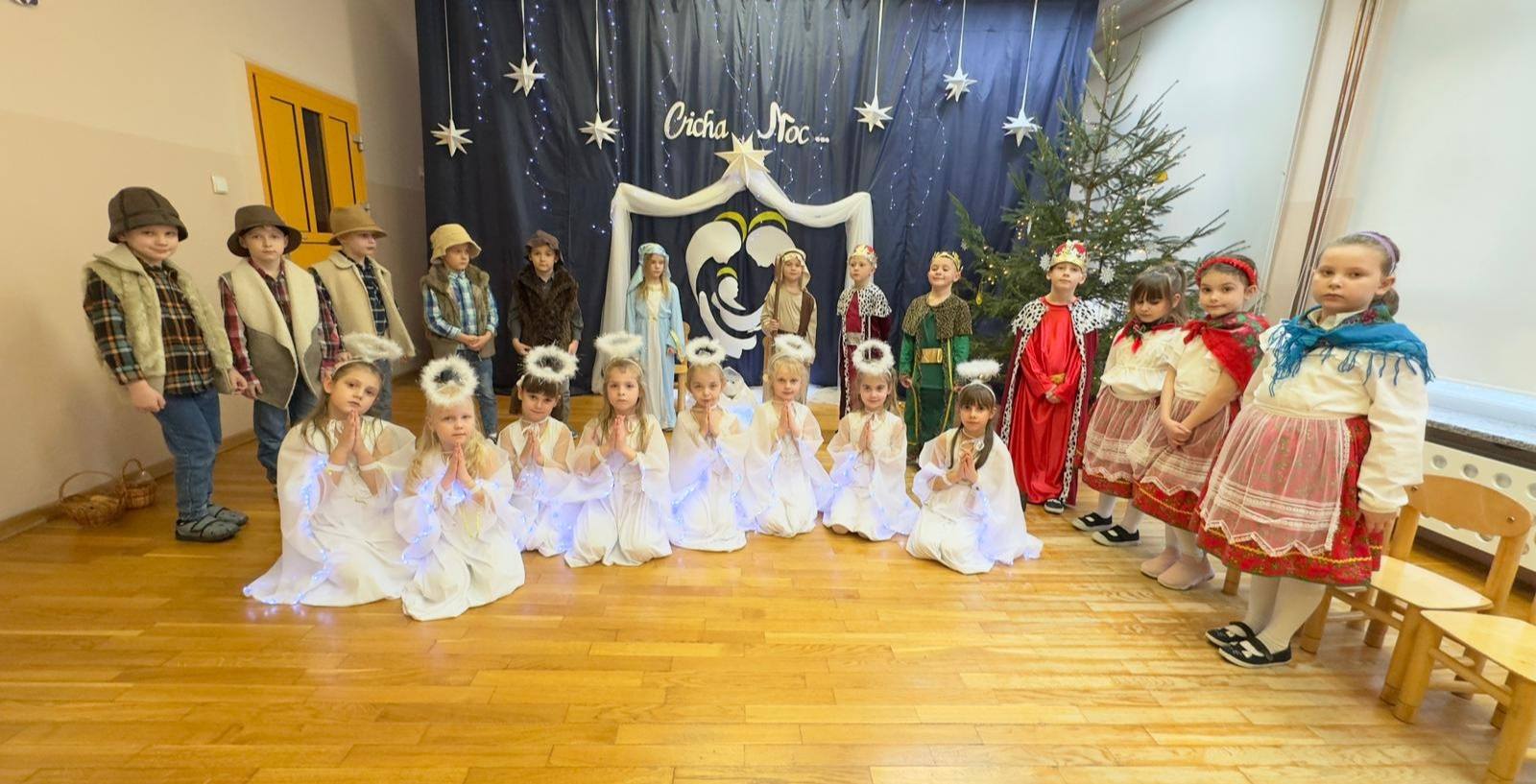  dzieci w przebraniach