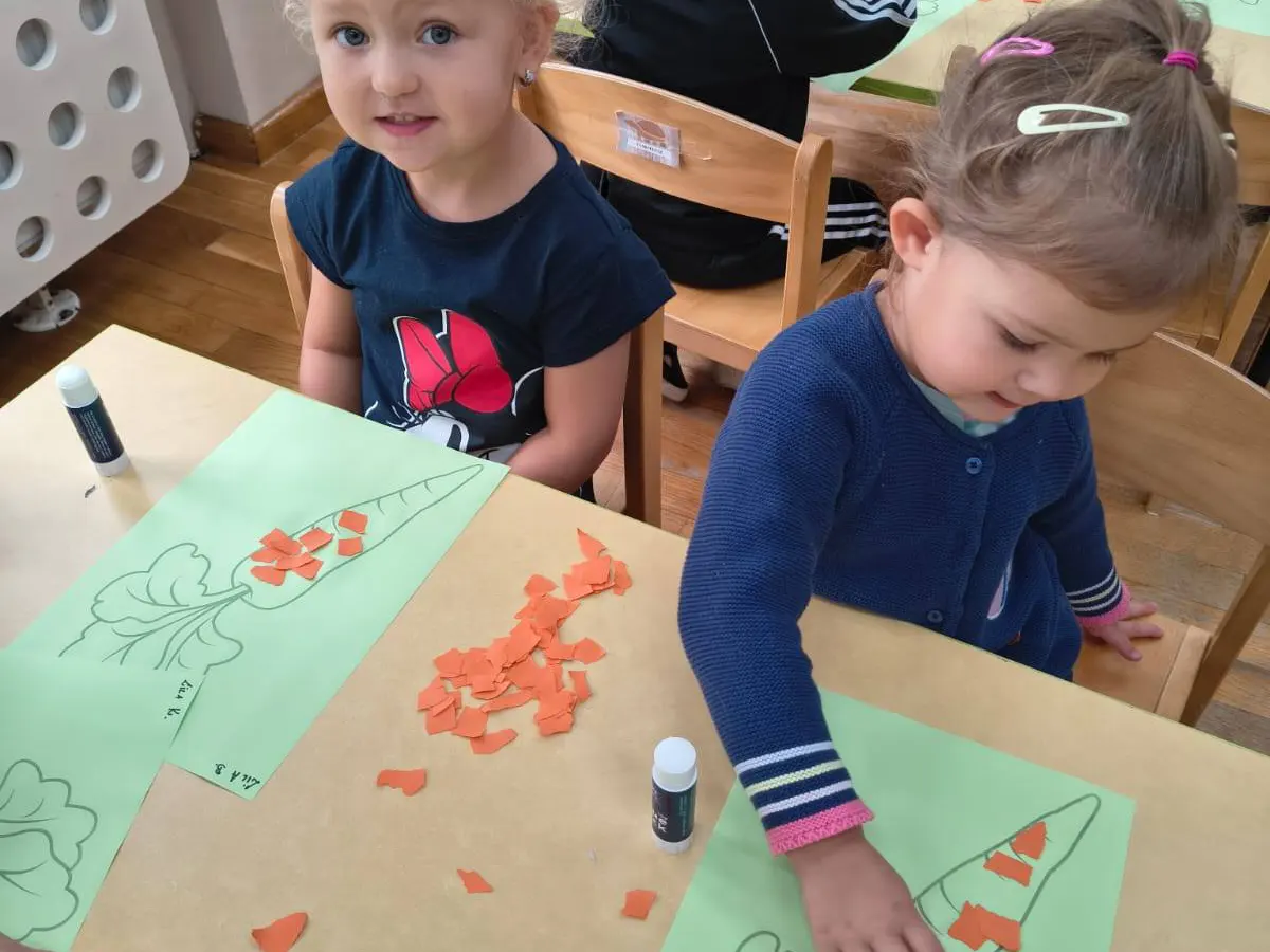  Dzieci siedzą na krzesłac...