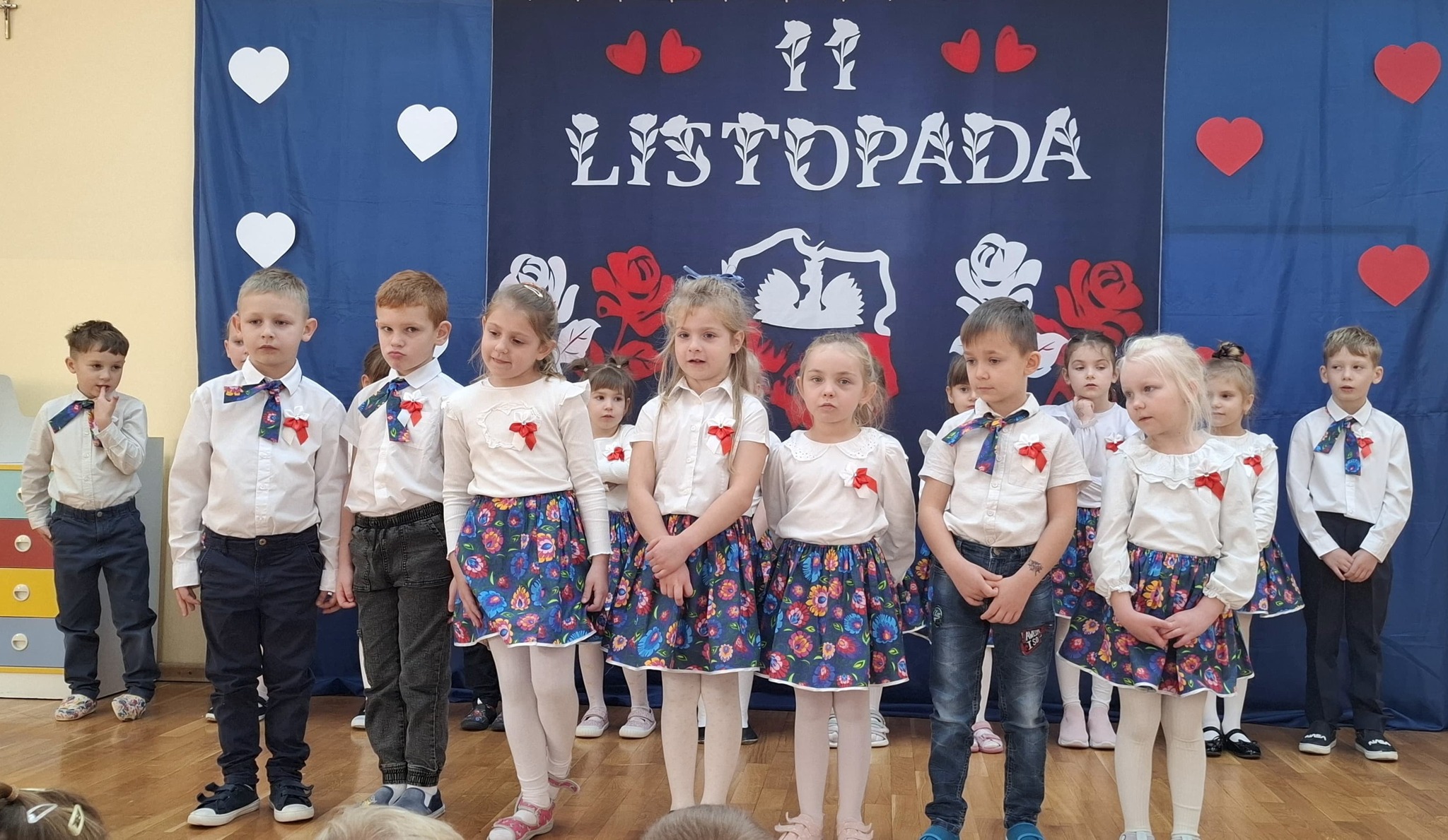  Dzieci stoją w szeregu